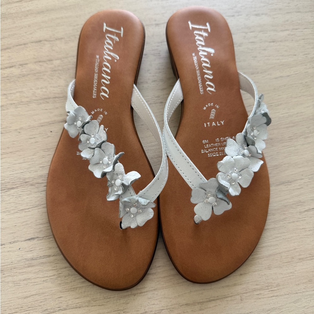 New Italiana White Leather Floral Thong Sandals (Size 6)